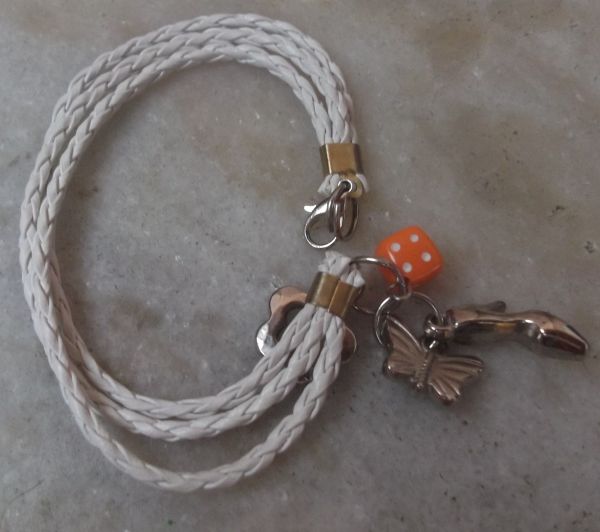 pulseira com pingentes branca